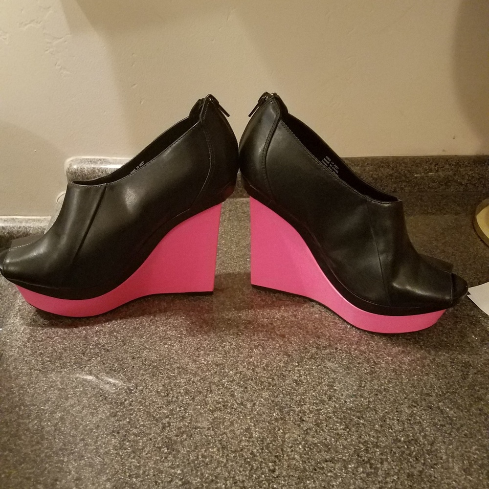 NWOB Rock & Republic Pink & Black Peep-Toe Wedges